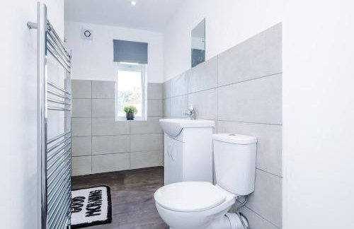 Comfy 3-BR Wirral Home | Free Parking & Wi-Fi - Foto 40