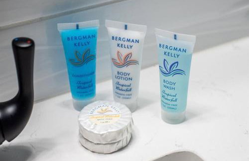 2BR Haven: Remodeled Gem! - Foto 13