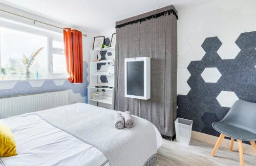 Bright & Stylish 4-Bed Home in the Heart of Morden - Photo 12