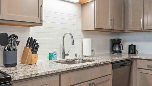 Fitness Room Pool Univ Research Park and Parking - Foto 5