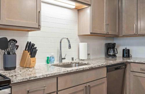 Fitness Room Pool Univ Research Park and Parking - Foto 5