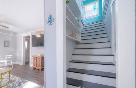 Serene Beachy Bungalow with Large Screened Porch! - Foto 26