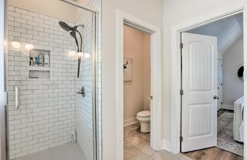 Luxe Lakefront Getaway with Porch and Water View! - Foto 16