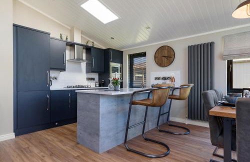 Dewin Bach - Luxury Lodge, Hot Tub, Close to Beach - Photo 11