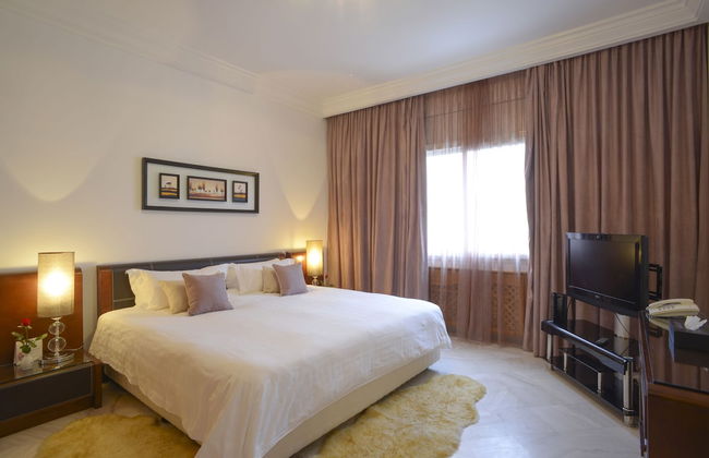 The Penthouse Suites Hotel - Photo 2