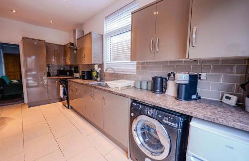 3BR 2Bath Home with Hot Tub Games Room By Stadium with Fast WiFi & Free Parking - Foto 10