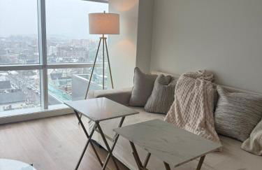 Luxury 1BR w Stunning Floor-to-Ceiling Water Views - Foto 19