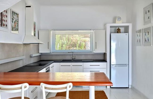 Stunning Villa With Panoramic View - Photo 10