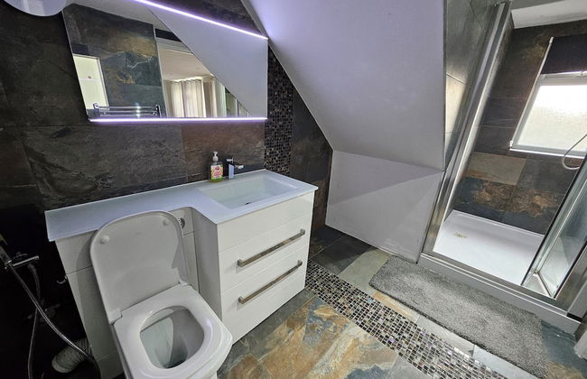 SnoozeDen Westmead – Windsor Castle & Legoland - Foto 38