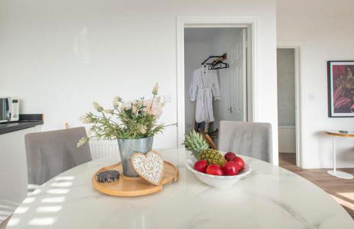 Stillness Cottage - Secluded Hut with a Private Hot Tub - Photo 3