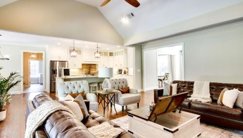 Stylish Hephzibah Home with Fire Pit and Theater Room! - Foto 2