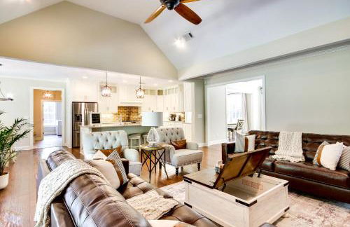 Stylish Hephzibah Home with Fire Pit and Theater Room! - Foto 2