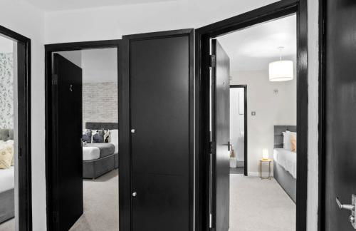 Spacious 5 Bedroom & 5 Bathrooms House - Garden - Parking - Netflix 376MW - Foto 16