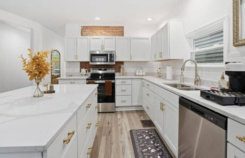 Brand NEW King Suite| Movie/Game Room| Coffee Bar - Foto 6