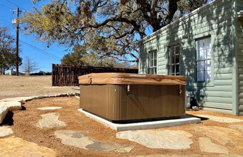 Efficiency-Style Cabin with Spa Lovely for a Couples Escape in Hunt, Texas - Foto 22