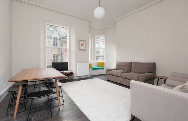 JOIVY Iconic Cockburn Street 4 Bedroom Apartment: Heart of Old Town - Foto 81