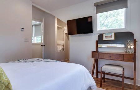 Charming East Nash Retreat, Walk to Dining Faves, Cozy Den, Workspace and Smart TVs, Plush Velvet Sofa, Full Kitchen & Garage, Near Mas Tacos & Five Points, 10 Min to Broadway, 24 Hr Hospitality - Foto 20