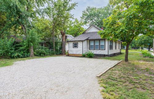 Beautiful 2 Bed 1 Bath home near College Hill - Photo 3