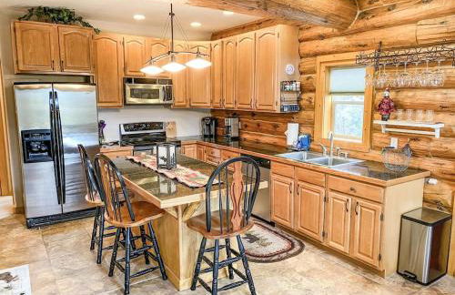 Secluded Log Cabin with Views & Hot Tub, Foosball, Wood Stove - Heavenly Homestead - Foto 45