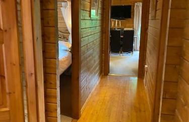 3 Bedroom Lodge Hotub pool in Horsley Surrey UK - Photo 46