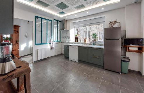 Amazing Home In Neuilly Le Vendin - Photo 5