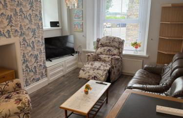 Spacious, sleeps 7, 2 baths, Central Saltash - Photo 9