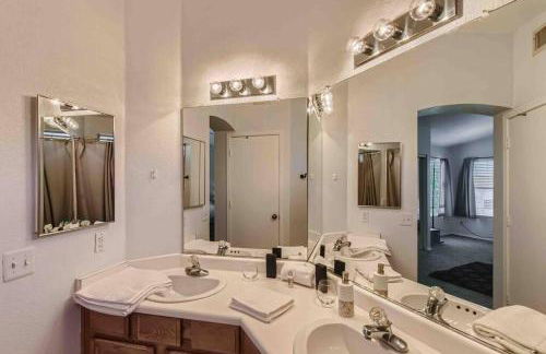 Modern Spacious 3 BR Home Pool and Game - Foto 22