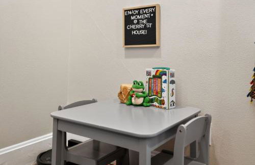 The Cherry St House|Dog Friendly |Sleeps 10 |Near MSU - Foto 25