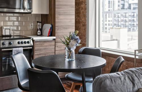 Stunning Downtown Apartment with Pool, Laundry, Parking - Foto 14