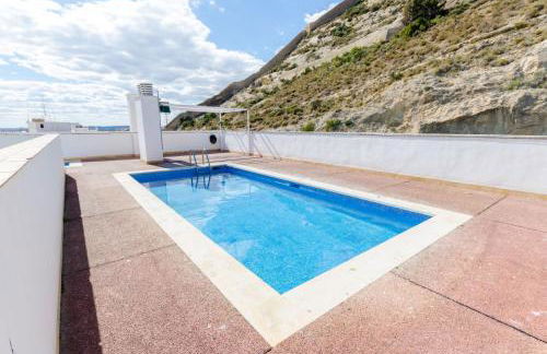 Céntrico, reformado, frente a playa de Alicante y piscina - Photo 4