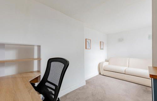 Snug 2BD Flat with Patio Heart of North London - Foto 9