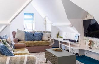 BOHO BEACH HOUSE- SLEEPS 8- 2 MIN DRIVE FROM BOSCOMBE PIER- SUPERFAST WiFi- FLAT SCREEN SMART TV- FREE ON STREET PARKING! - Photo 3