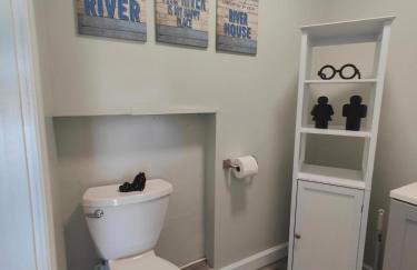 Riverside Retreat: Deck Bar, FirePit, Boat Parking - Foto 12