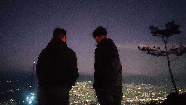 Fijándonos en los edificios iluminados de Medellín