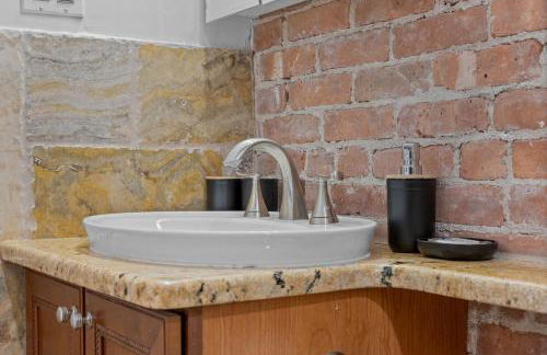 Large Home - Great Location - 15 Minutes to NYC - Foto 33