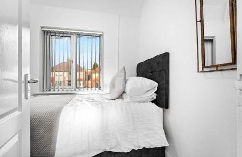 Marcot House Modern 5 bedroom house Solihull 10 mins drive from bhx & nec private off road parking - Foto 28