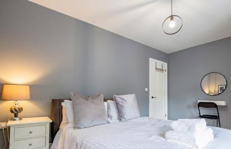 Exquisite Renovation in Central Location with Garden and Parking - Photo 54