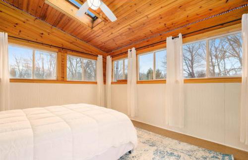 Peaceful Forested 5 Bdrm Near Lake sleeps up to 16 - Photo 17