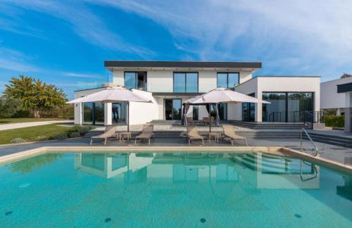 Villa Nura for 8 persons near Poreč with 36 m2 heated pool, with sauna & sea view - Foto 1