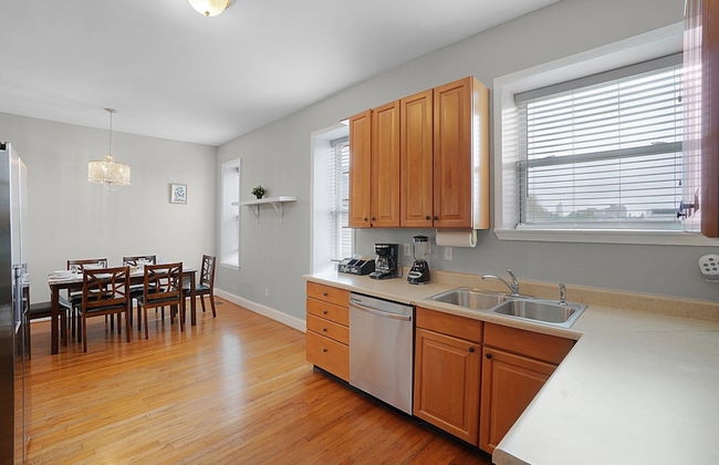 Spacious 3-Bedroom with King Bed - Photo 6