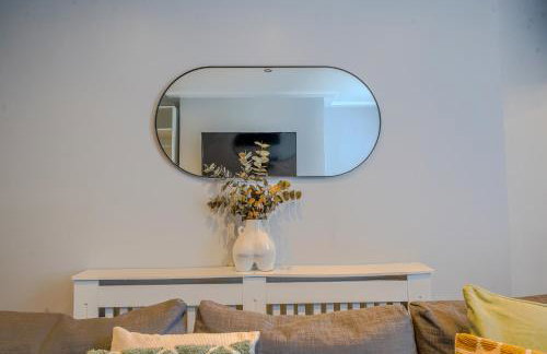 Stunning 1 Bedroom 4 Guest Flat by Anfield Stadium - Photo 8