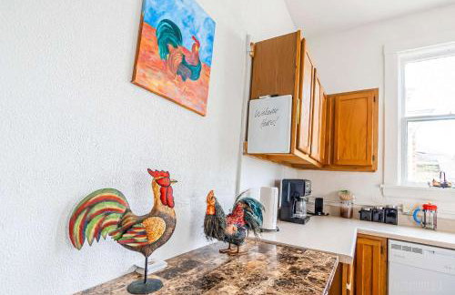 Step Back in Time Charming Victorian with Modern Amenities - Foto 22