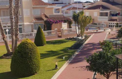 2-Bed Sleeps 4 Swimming Pool Hot Tub - Foto 2