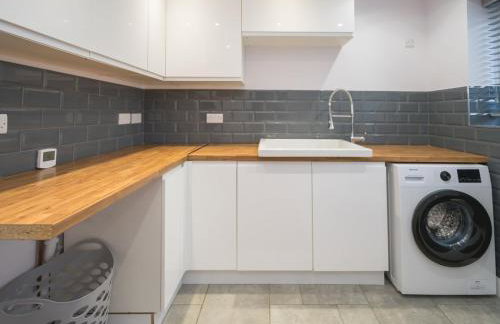 Modern 4-Bed Home Spacious & Comfortable - Pass the Keys - Foto 48