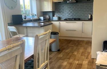 New Forest home - 4-beds and garden - 10 mins from Beach - Photo 25