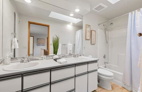 Charming and Spacious House with Relaxing Huge Deck - Foto 28