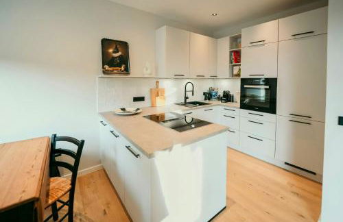 Renovated Semi-Detached House With Garden Views - Foto 3