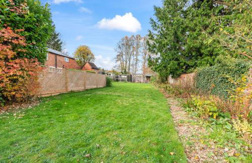 3BR Kingswood Cottage with Detached Unit - Photo 51