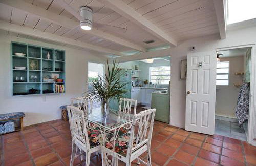 Pet Friendly & Firepit Minutes to Beach Sleeps 6 - Foto 14
