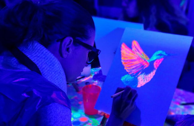 Workshop de pintura fluorescente numa galeria de arte em Lyon - Foto 6